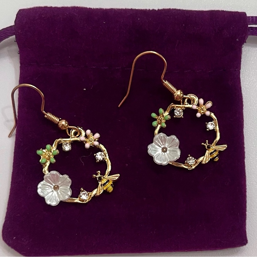 NEW Earrings in Velvet Pouch